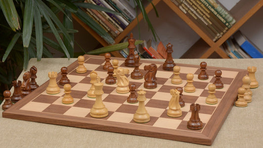 Amerikanisches Schachspiel <br>aus Ahorn und Walnuss