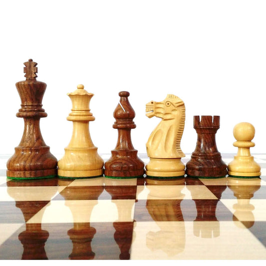 Reise-Schachfiguren aus dunklem Holz