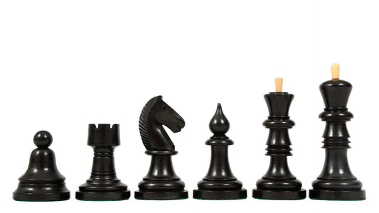 Historische antike Schachfiguren aus Holz