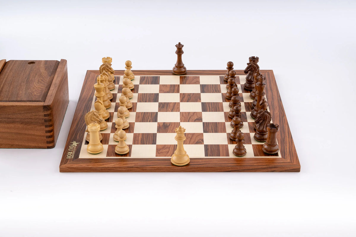 Monumentales Schachspiel <br>aus Palisanderholz