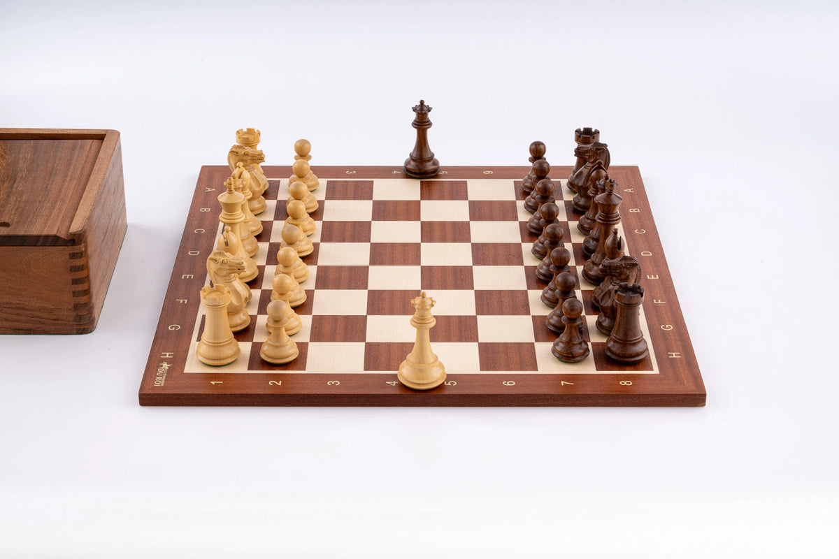 Schachspiel Lorbeer aus <br>Buchsbaum- und Mahagoniholz