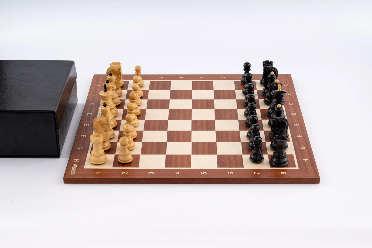 Schachspiel Standarte aus <br>Mahagoni- und Buchsbaumholz