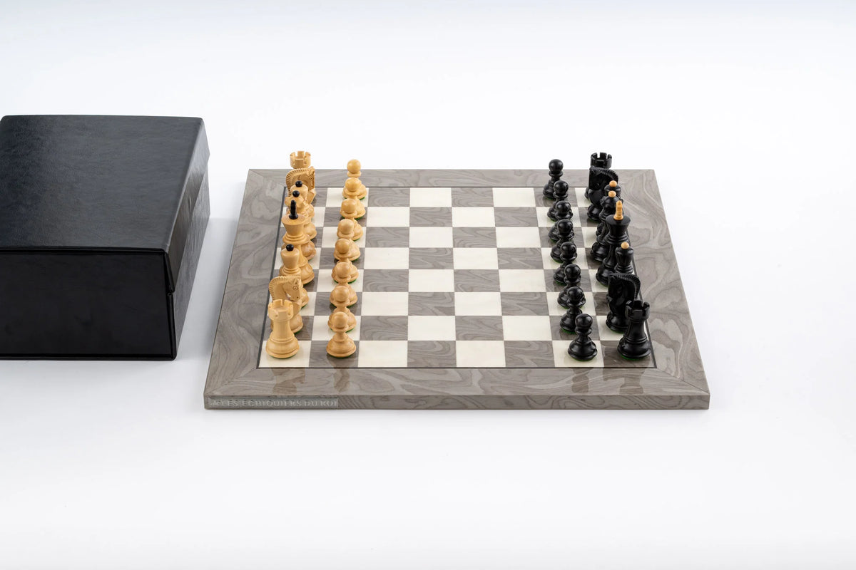 Schachspiel Nacre aus Eschenmaserholz und Buchsbaumholz