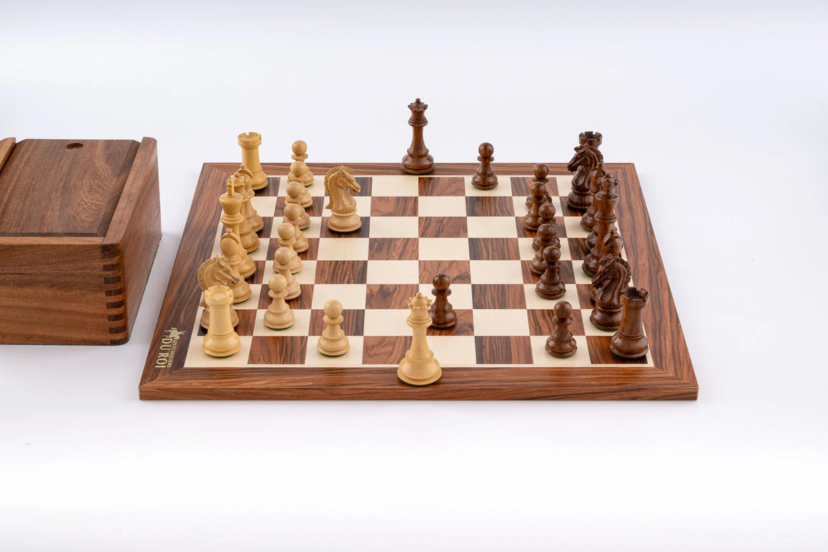 Monumentales Schachspiel <br>aus Palisanderholz