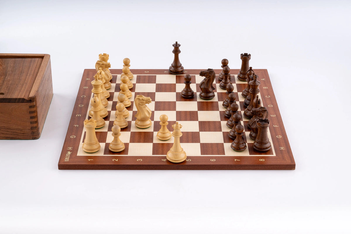 Schachspiel Lorbeer aus <br>Buchsbaum- und Mahagoniholz