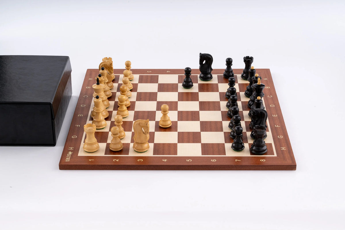 Schachspiel Standarte aus <br>Mahagoni- und Buchsbaumholz