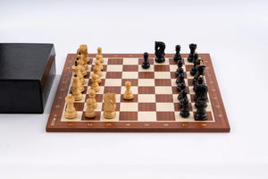 Schachspiel Standarte aus <br>Mahagoni- und Buchsbaumholz