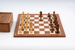 Fleur-de-Lys Schachset <br>aus Mahagoni-Holz gefertigt