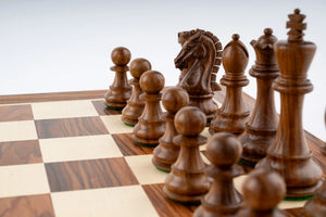 Monumentales Schachspiel <br>aus Palisanderholz