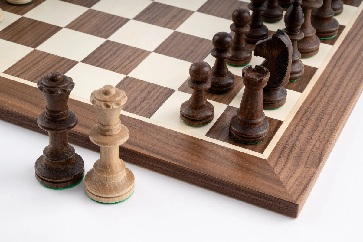 Schachspiel Royal aus <br>Ahorn- und Nussbaumholz