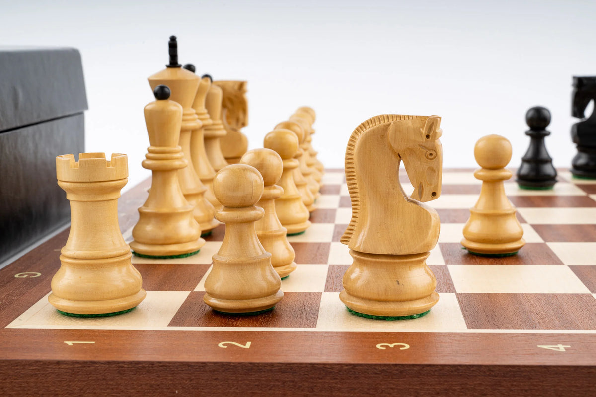 Schachspiel Standarte aus <br>Mahagoni- und Buchsbaumholz