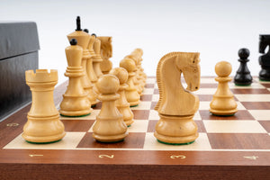 Schachspiel Standarte aus <br>Mahagoni- und Buchsbaumholz