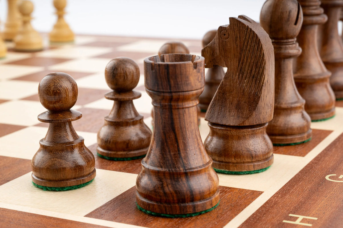 Fleur-de-Lys Schachset <br>aus Mahagoni-Holz gefertigt