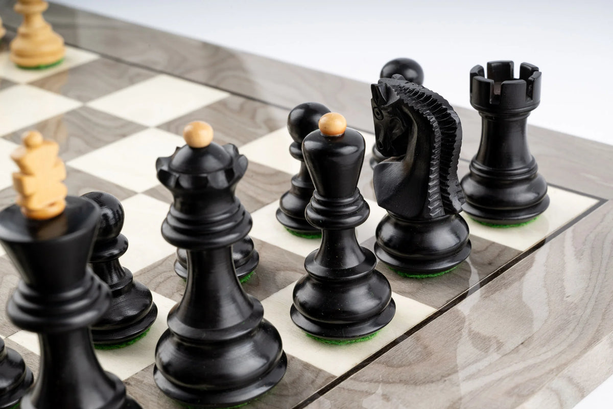 Schachspiel Nacre aus Eschenmaserholz und Buchsbaumholz