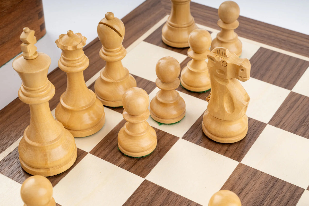 Amerikanisches Schachspiel <br>aus Ahorn und Nussbaum