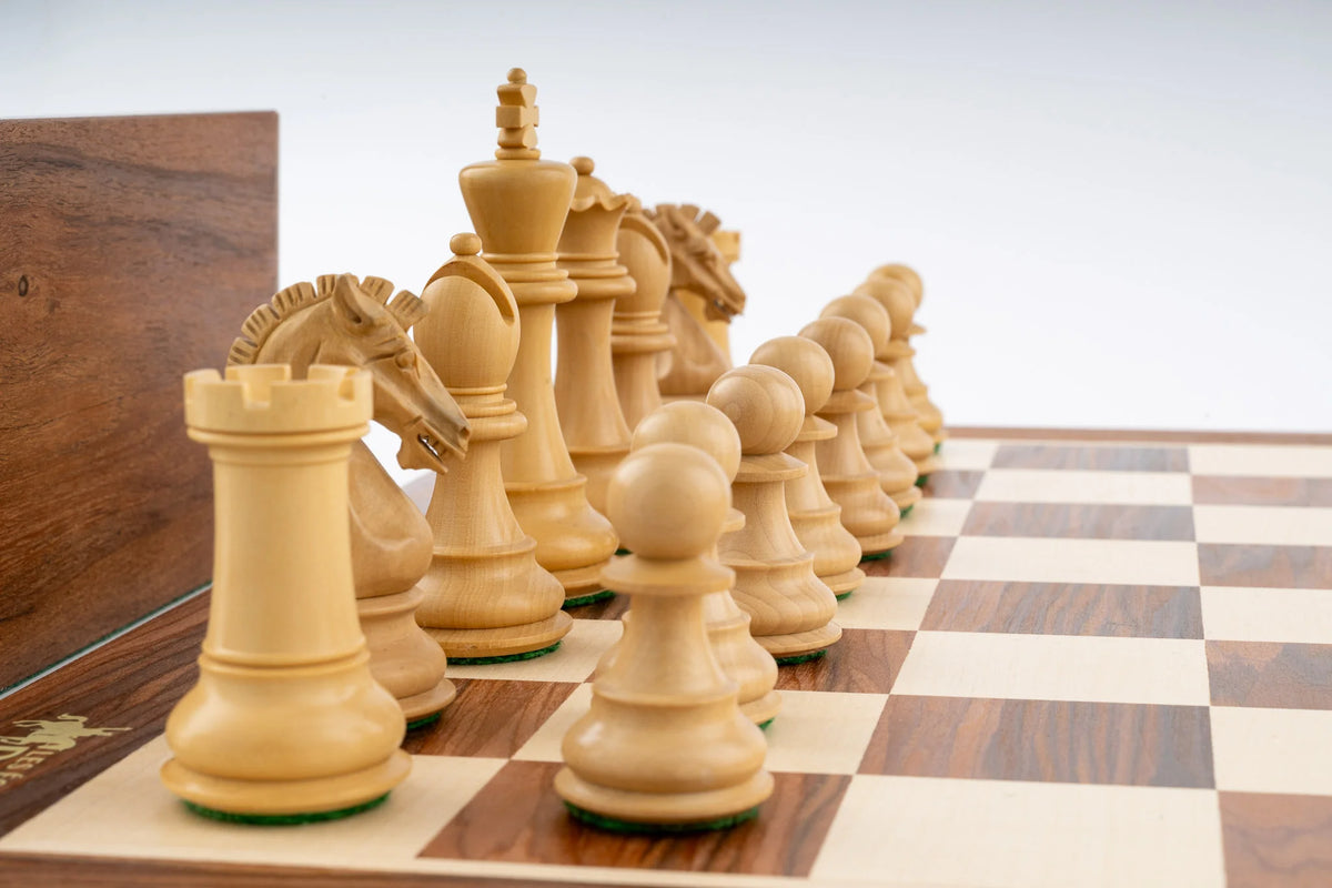Monumentales Schachspiel <br>aus Palisanderholz