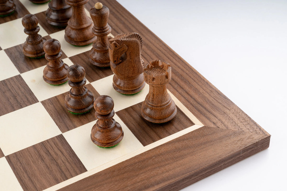 Schachspiel Distinction <br>aus Ahorn- und Nussbaumholz
