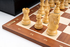 Schachspiel Standarte aus <br>Mahagoni- und Buchsbaumholz