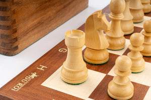 Fleur-de-Lys Schachset <br>aus Mahagoni-Holz gefertigt