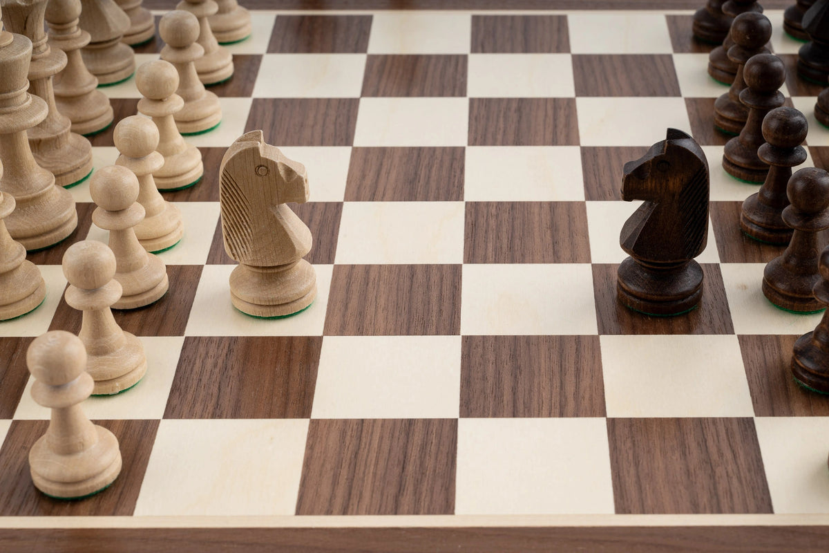 Schachspiel Royal aus <br>Ahorn- und Nussbaumholz