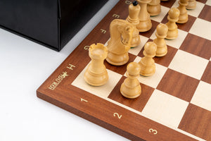 Schachspiel Standarte aus <br>Mahagoni- und Buchsbaumholz