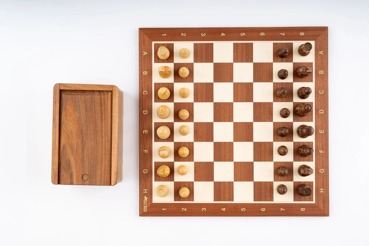 Fleur-de-Lys Schachset <br>aus Mahagoni-Holz gefertigt