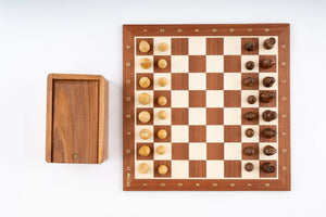 Fleur-de-Lys Schachset <br>aus Mahagoni-Holz gefertigt