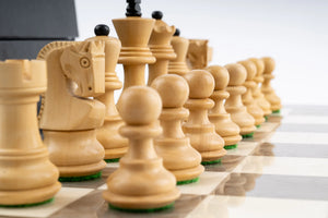 Schachspiel Nacre aus Eschenmaserholz und Buchsbaumholz