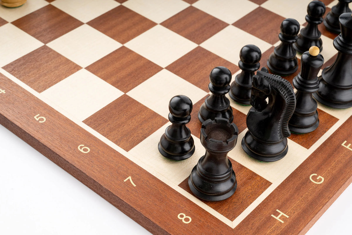 Schachspiel Standarte aus <br>Mahagoni- und Buchsbaumholz