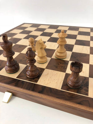 Klassisches Schachspiel <br>aus Nussbaum-Maserholz