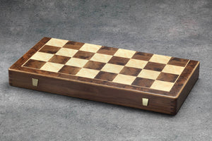 Klassisches Schachspiel <br>aus Nussbaum-Maserholz