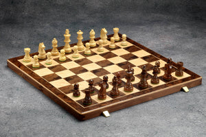 Klassisches Schachspiel <br>aus Nussbaum-Maserholz