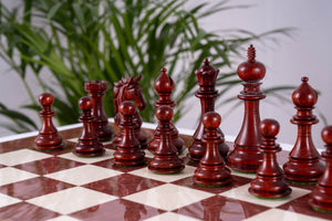 Schachspiel Rubin <br>aus Eschenmaserholz