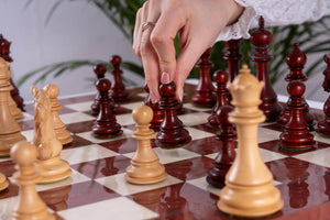 Schachspiel Rubin <br>aus Eschenmaserholz
