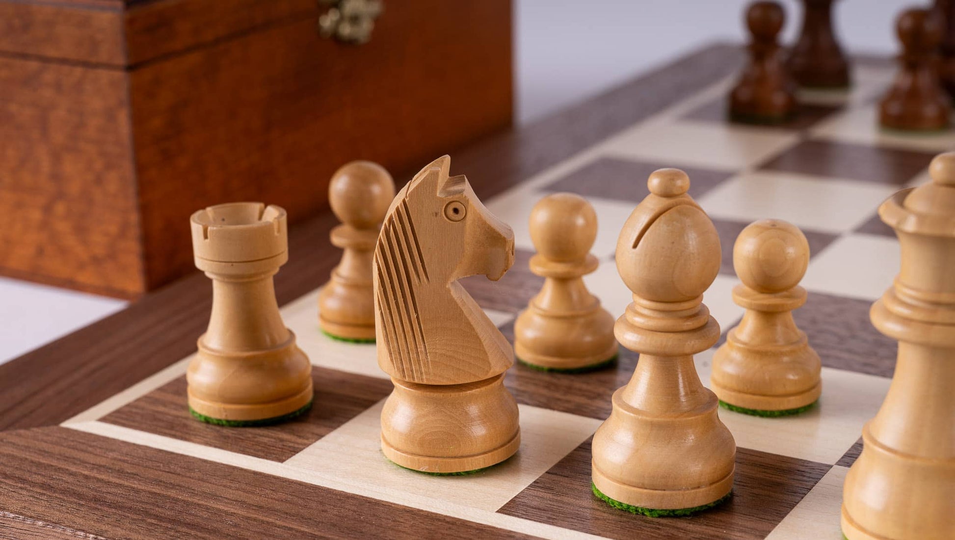Schachspiel Eminenz <br>aus Ahorn- und Nussbaumholz