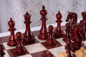 Schachspiel Rubin <br>aus Eschenmaserholz