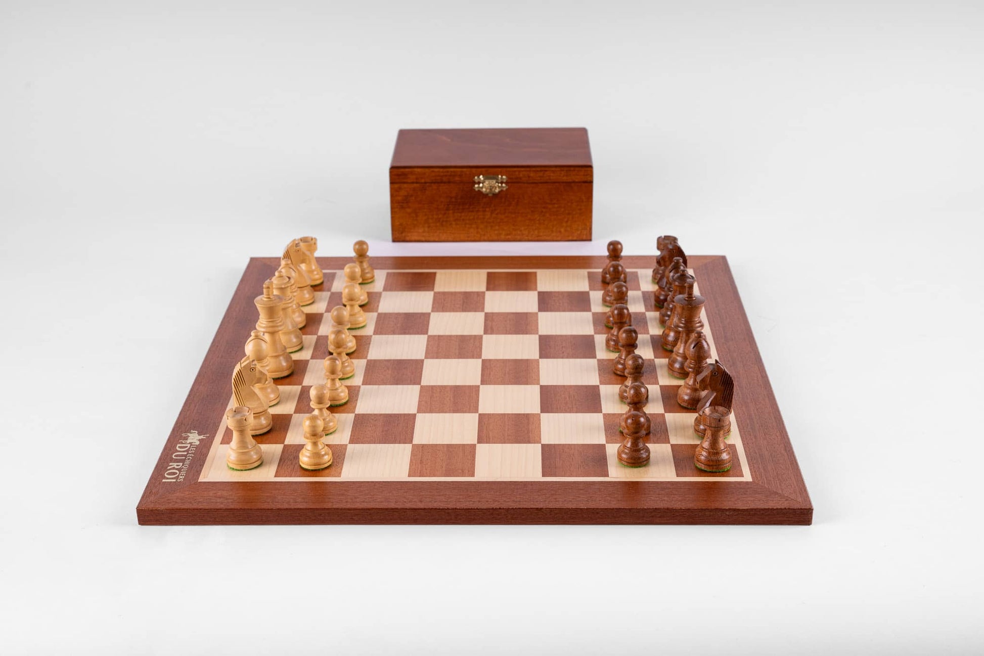 Bernsteinfarbenes Schachspiel <br>aus Mahagoniholz