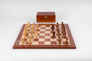 Bernsteinfarbenes Schachspiel <br>aus Mahagoniholz