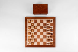 Bernsteinfarbenes Schachspiel <br>aus Mahagoniholz