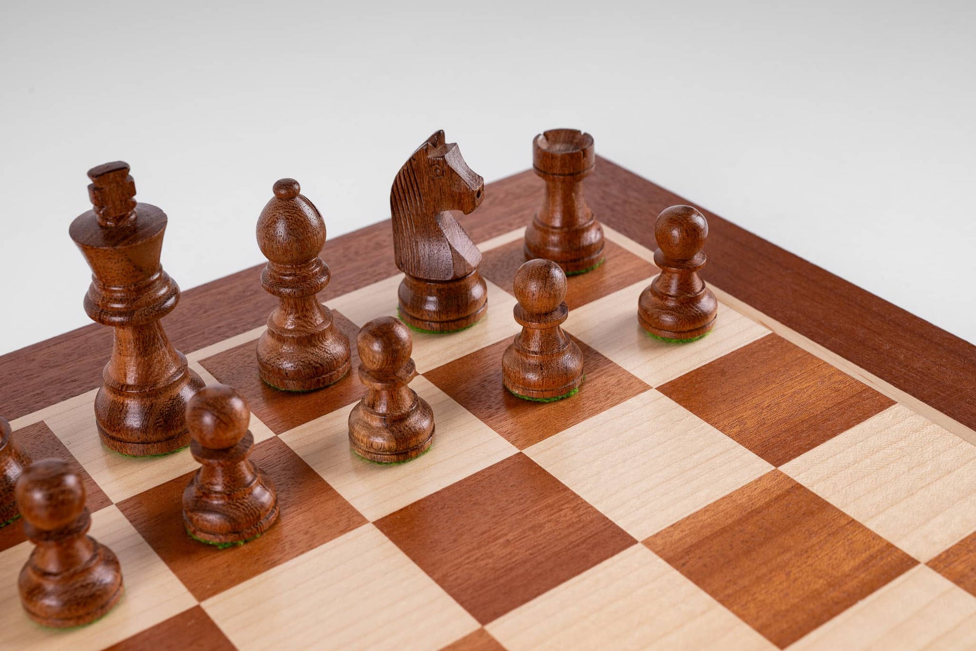 Bernsteinfarbenes Schachspiel <br>aus Mahagoniholz