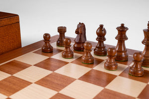 Bernsteinfarbenes Schachspiel <br>aus Mahagoniholz