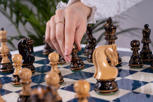 Schachspiel 'Bleu Roi' <br>aus Eschenmaserholz