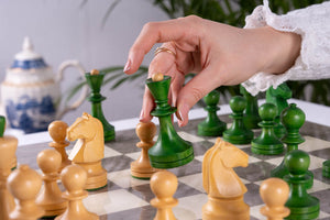 Schachspiel Smaragdgrün <br>aus Eschenholz