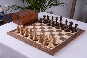Elite-Schachspiel <br>aus Nussbaumholz