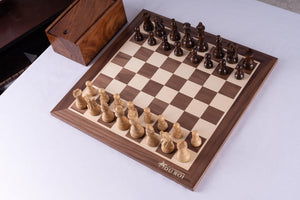 Elite-Schachspiel <br>aus Nussbaumholz