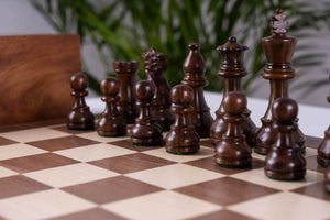 Elite-Schachspiel <br>aus Nussbaumholz