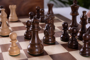 Elite-Schachspiel <br>aus Nussbaumholz