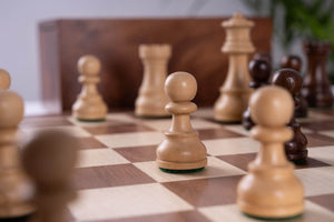 Elite-Schachspiel <br>aus Nussbaumholz