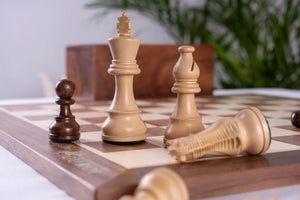 Elite-Schachspiel <br>aus Nussbaumholz