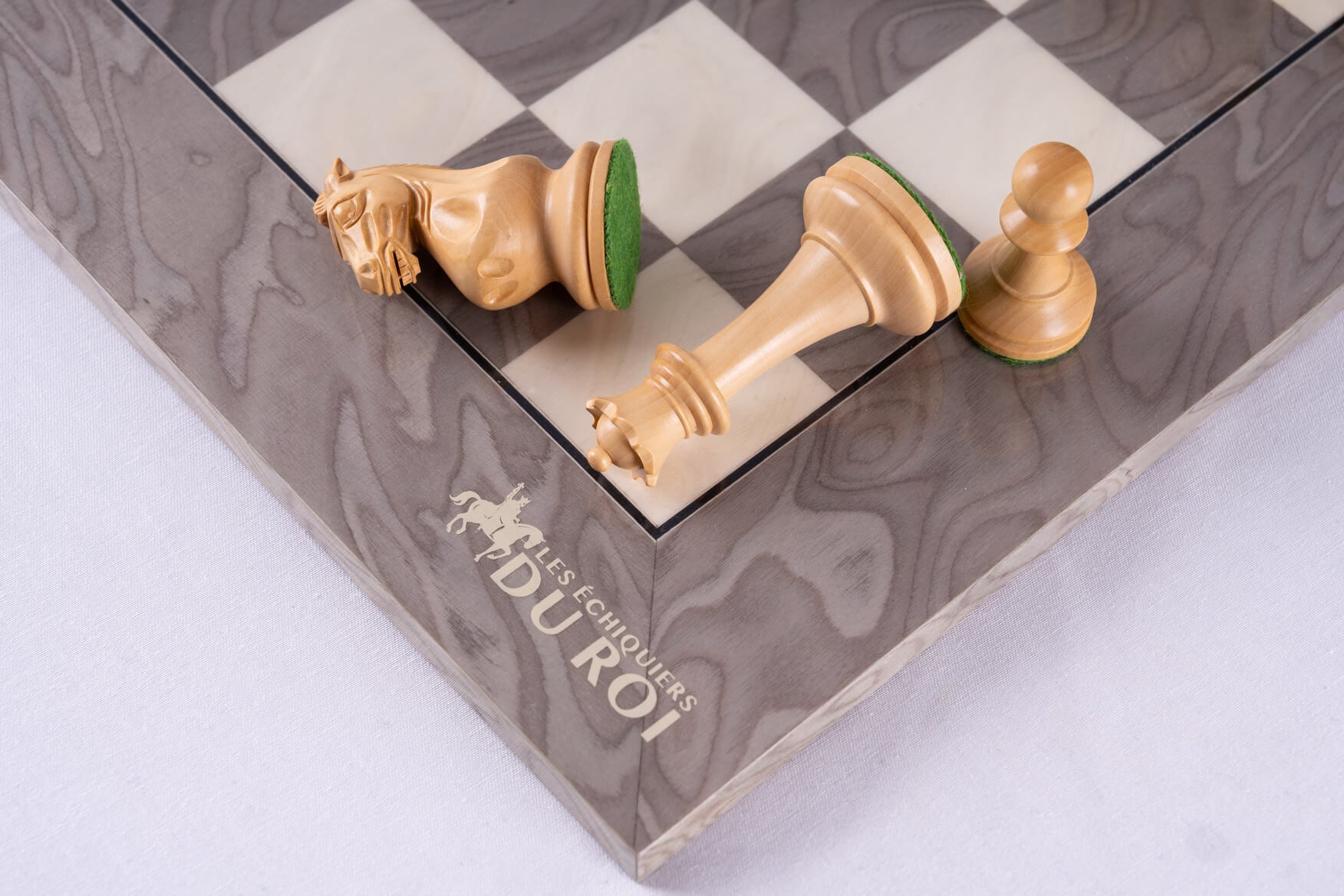Höfische Anmut Schachset <br>Gefertigt aus Eschenmaserholz und Ebenholz